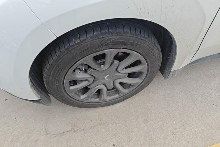 Used Wuling Xingguang 2025 70km Smart Standard Version Left Front Wheel Hub