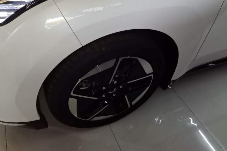 Used Wuling Xingguang 2025 510 km Advanced Smart Version Left Front Wheel Hub