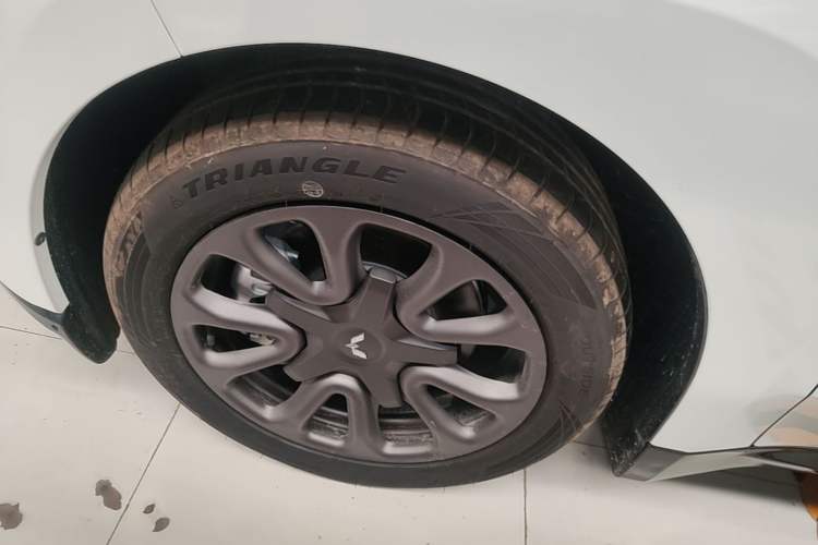 Used Wuling Xingguang 2025 70km Smart Standard Version Left Front Wheel Hub