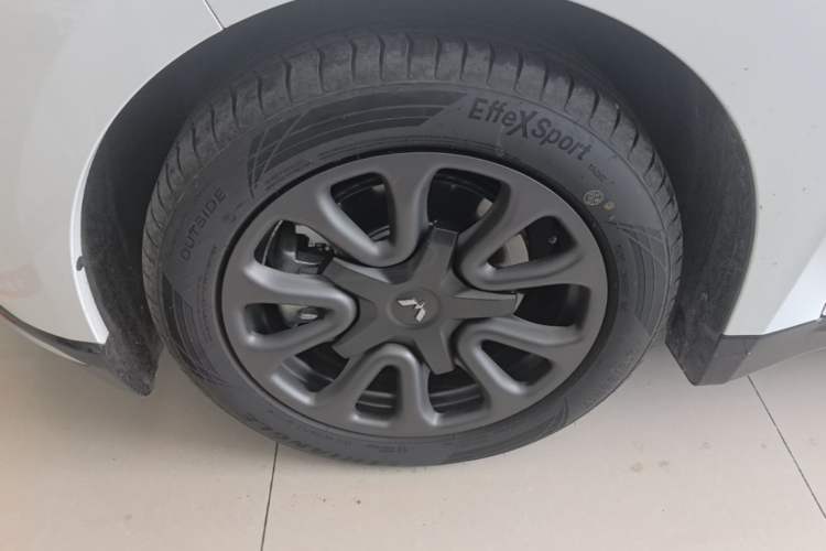 Used Wuling Xingguang 2025 70km Smart Standard Version Left Front Wheel Hub