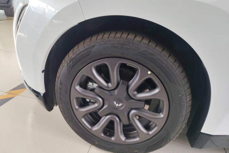 Used Wuling Xingguang 2025 70km Smart Standard Version Left Front Wheel Hub