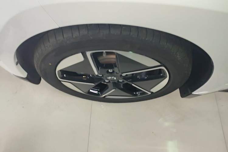 Used Wuling Xingguang 2025 150 km Smart Pilot Version Left Front Wheel Hub