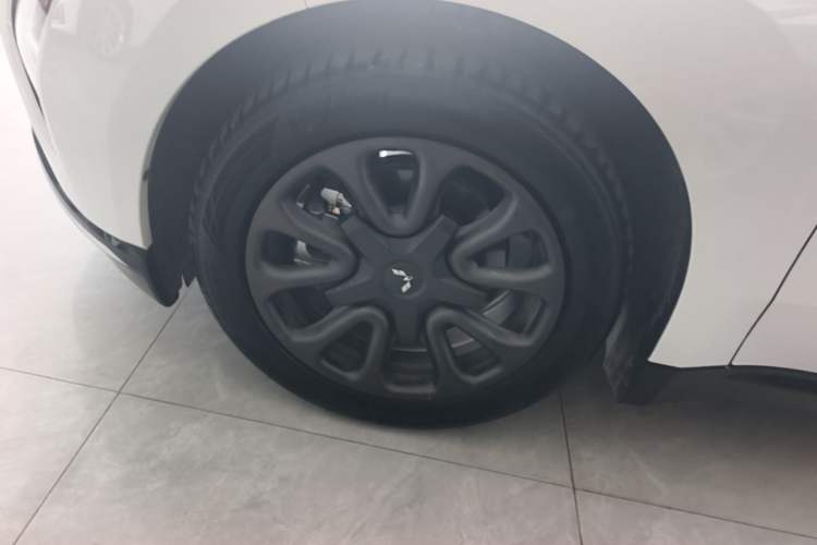 Used Wuling Xingguang 2025 70km Smart Standard Version Left Front Wheel Hub