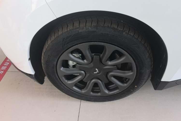 Used Wuling Xingguang 2025 70km Smart Standard Version Left Front Wheel Hub