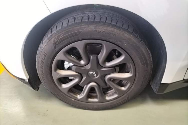 Used Wuling Xingguang 2025 70km Smart Standard Version Left Front Wheel Hub