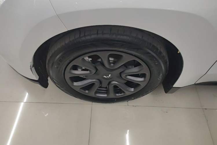 Used Wuling Xingguang 2025 70km Smart Standard Version Left Front Wheel Hub