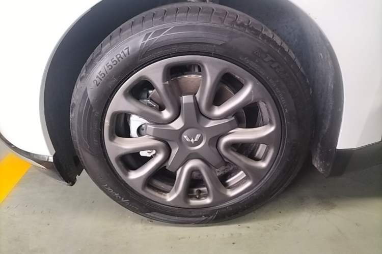 Used Wuling Xingguang 2025 70km Smart Standard Version Left Front Wheel Hub