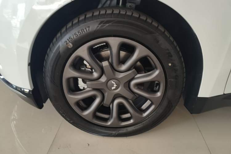 Used Wuling Xingguang 2025 70km Smart Standard Version Left Front Wheel Hub