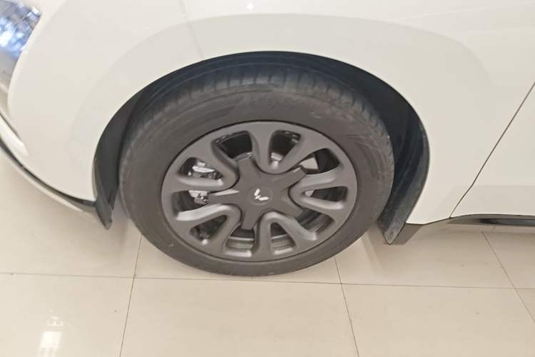 Used Wuling Xingguang 2025 70km Smart Standard Version Left Front Wheel Hub