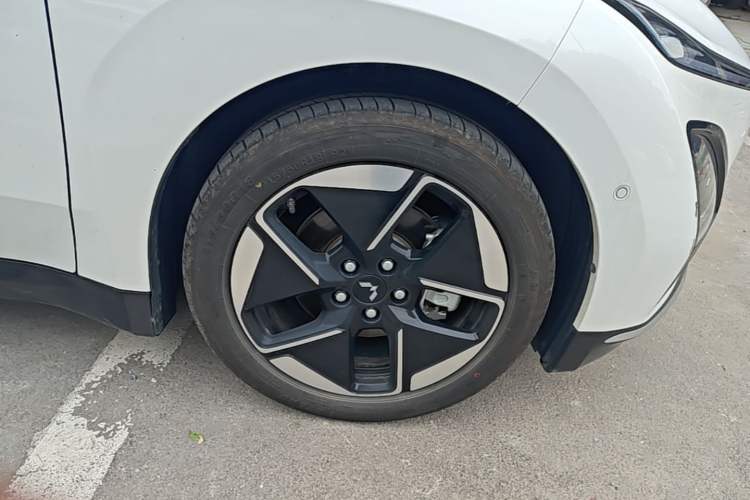 Used Wuling Xingguang 2025 610 km Smart Flagship Version Right Front Wheel Hub