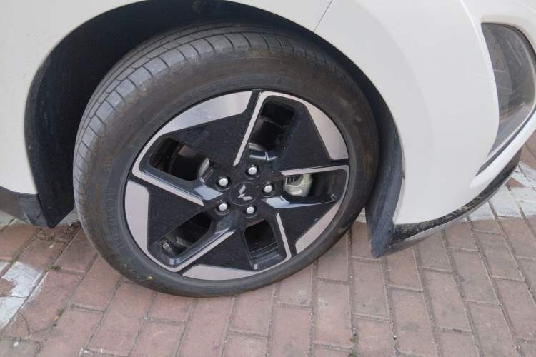 Used Wuling Xingguang 2025 150 km Smart Advanced Version Right Front Wheel Hub