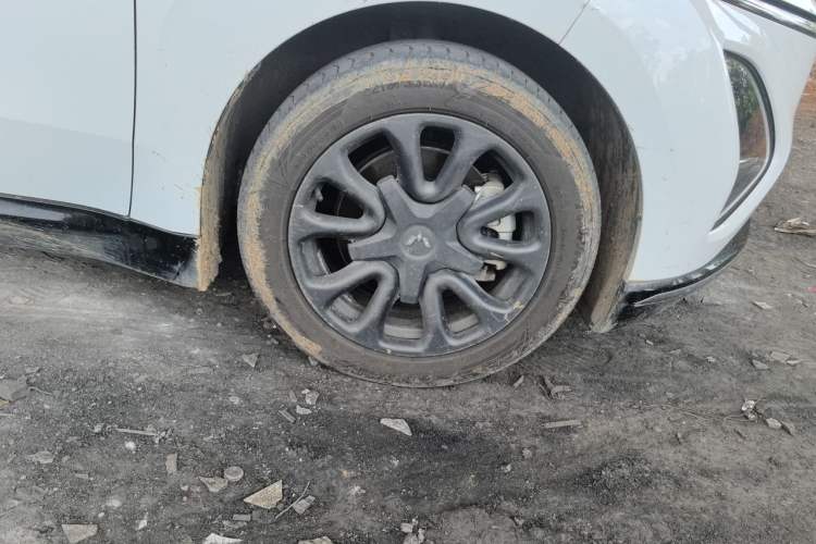 Used Wuling Xingguang 2025 70km Smart Standard Version Right Front Wheel Hub
