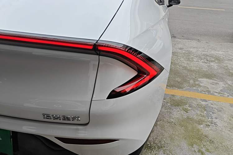 Used Wuling Xingguang 2025 70km Smart Standard Version Right Rear Taillight