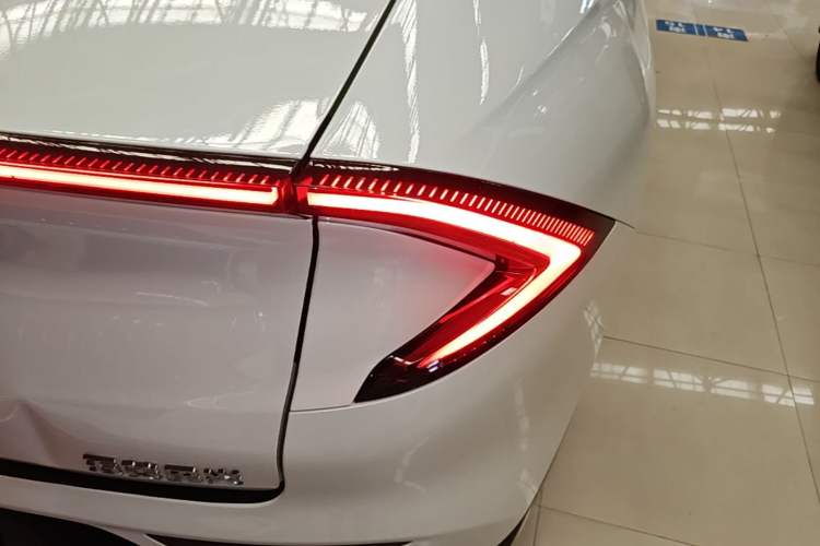 Used Wuling Xingguang 2025 70km Smart Standard Version Right Rear Taillight