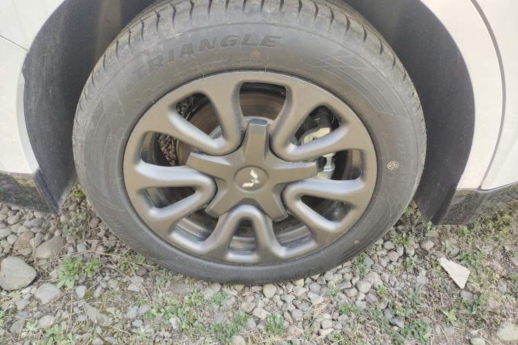 Used Wuling Xingguang 2025 70km Smart Standard Version Right Rear Wheel Hub