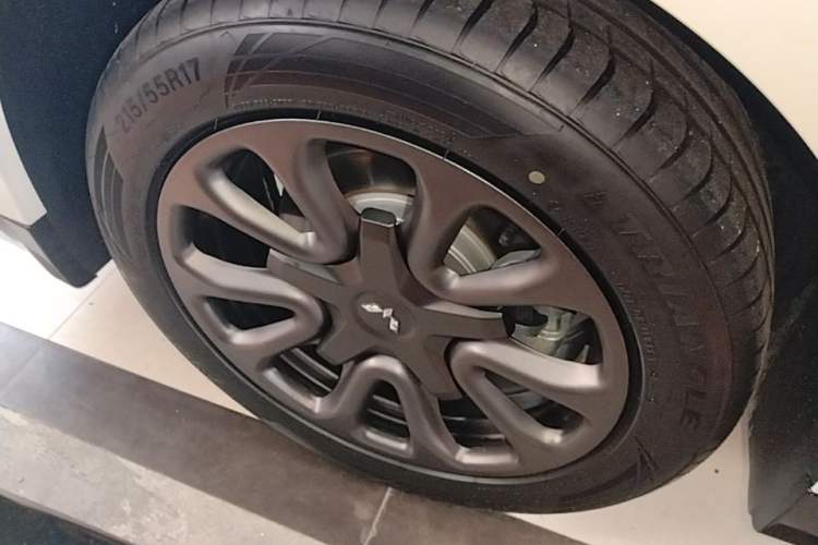 Used Wuling Xingguang 2025 70km Smart Standard Version Right Rear Wheel Hub