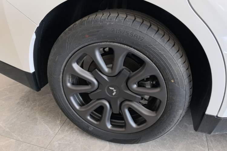 Used Wuling Xingguang 2025 70km Smart Standard Version Right Rear Wheel Hub