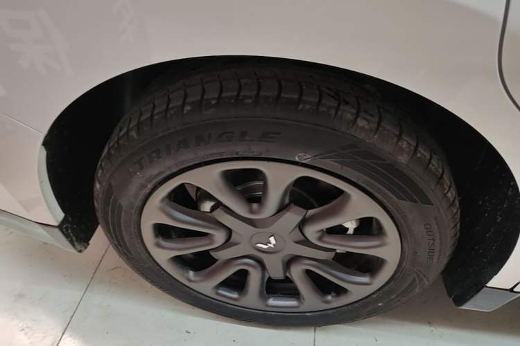 Used Wuling Xingguang 2025 70km Smart Standard Version Right Rear Wheel Hub