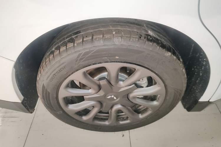 Used Wuling Xingguang 2025 70km Smart Standard Version Right Rear Wheel Hub