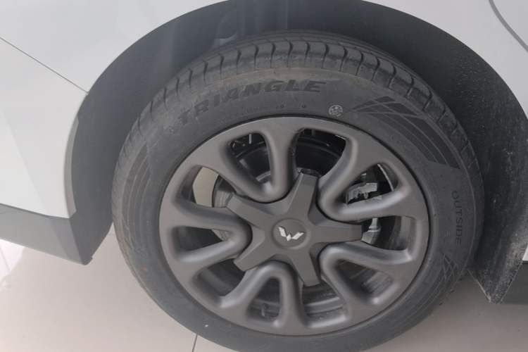 Used Wuling Xingguang 2025 70km Smart Standard Version Right Rear Wheel Hub