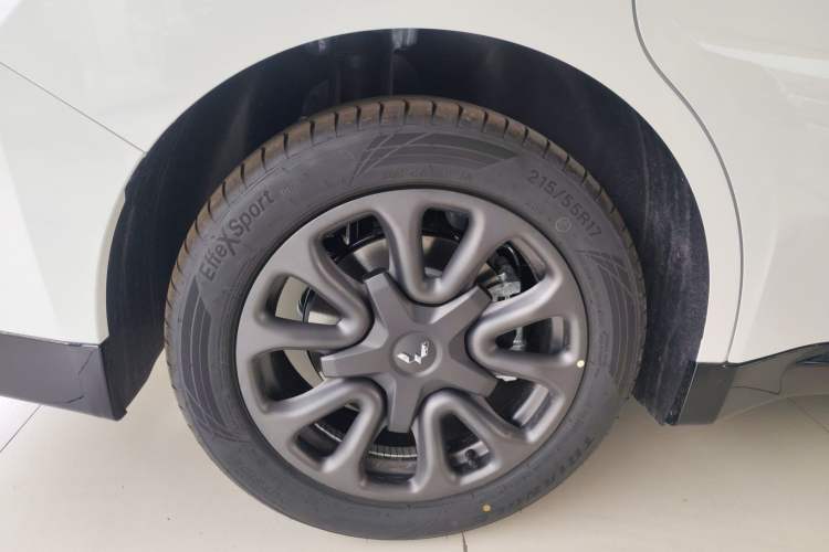 Used Wuling Xingguang 2025 70km Smart Standard Version Right Rear Wheel Hub