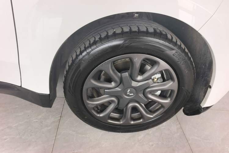 Used Wuling Xingguang 2025 70km Smart Standard Version Right Rear Wheel Hub