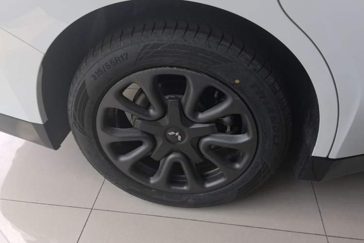Used Wuling Xingguang 2025 70km Smart Standard Version Right Rear Wheel Hub