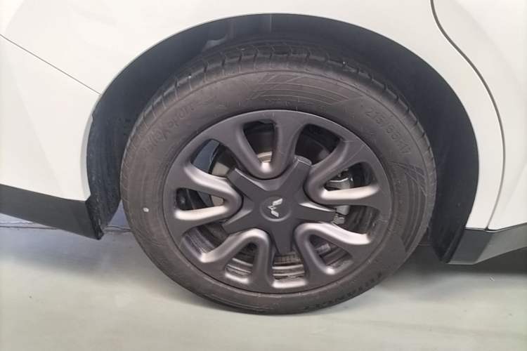 Used Wuling Xingguang 2025 70km Smart Standard Version Right Rear Wheel Hub