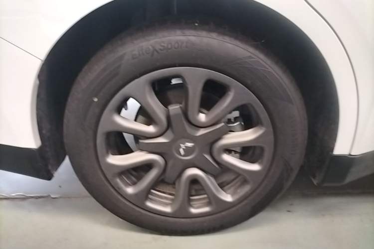 Used Wuling Xingguang 2025 70km Smart Standard Version Right Rear Wheel Hub
