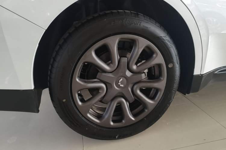 Used Wuling Xingguang 2025 70km Smart Standard Version Right Rear Wheel Hub