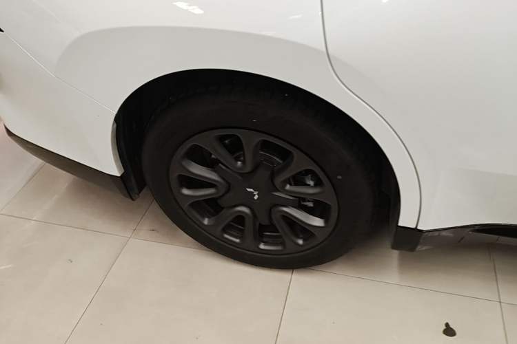 Used Wuling Xingguang 2025 70km Smart Standard Version Right Rear Wheel Hub