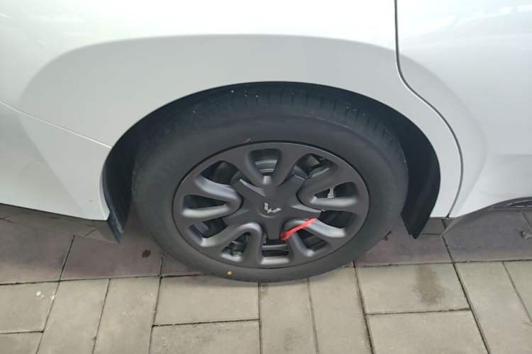 Used Wuling Xingguang 2025 70km Smart Standard Version Right Rear Wheel Hub