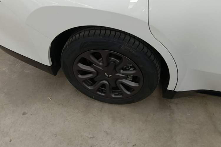 Used Wuling Xingguang 2025 70km Smart Standard Version Right Rear Wheel Hub