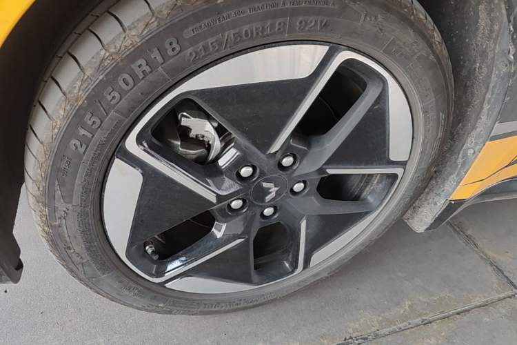 Used Wuling Xingguang 2025 610 km Smart Flagship Version Left Front Wheel Hub