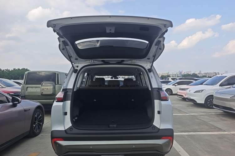 Used Wuling Xingguang 560 New Energy 2026 Model, Plug-in Hybrid, 125 km, Luxury Version Trunk