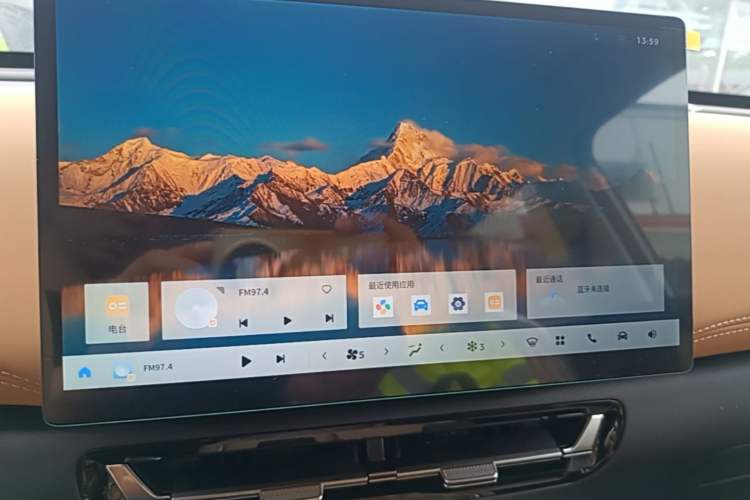Used Wuling Xingguang 560 New Energy 2026 Model, Plug-in Hybrid, 125 km, Luxury Version Audio And AC Panel