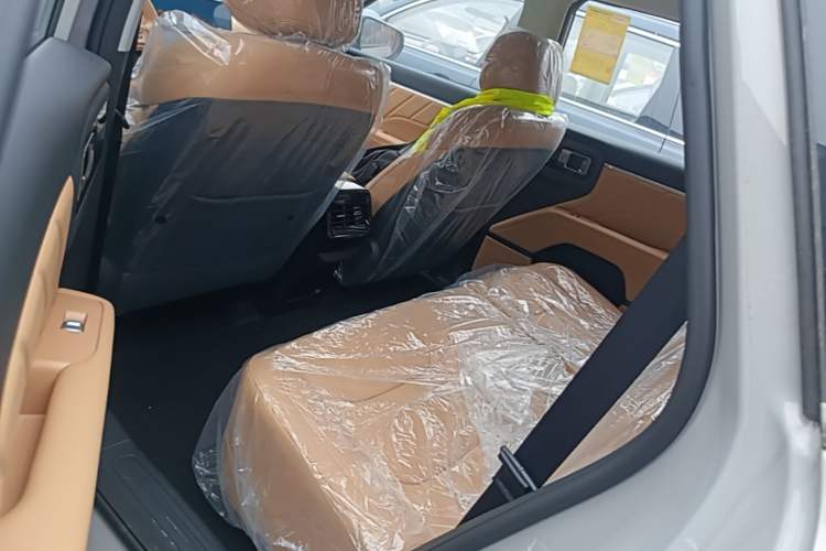 Used Wuling Xingguang 560 New Energy 2026 Model, Plug-in Hybrid, 125 km, Luxury Version Left Rear Seat
