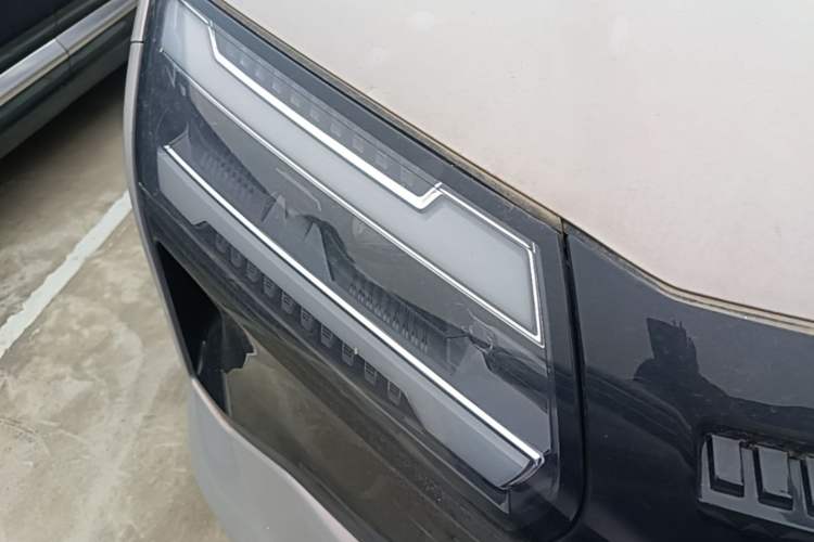 Used Wuling Xingguang 560 New Energy 2026 Model, Plug-in Hybrid, 125 km, Luxury Version Right Front Headlight