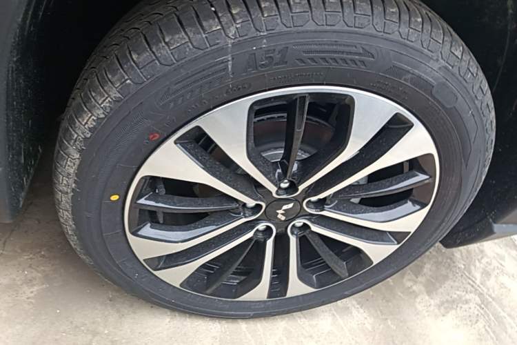Used Wuling Xingguang 560 New Energy 2026 Model, Plug-in Hybrid, 125 km, Luxury Version Right Front Wheel Hub
