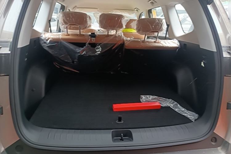 Used Wuling Xingguang 560 New Energy 2026 Model, Plug-in Hybrid, 125 km, Luxury Version Trunk
