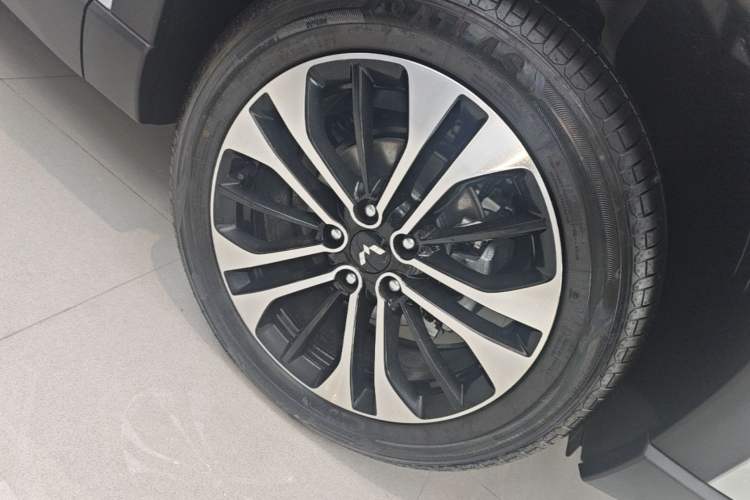 Used Wuling Xingguang 560 New Energy 2026 Model, Plug-in Hybrid, 125 km, Luxury Version Right Front Wheel Hub