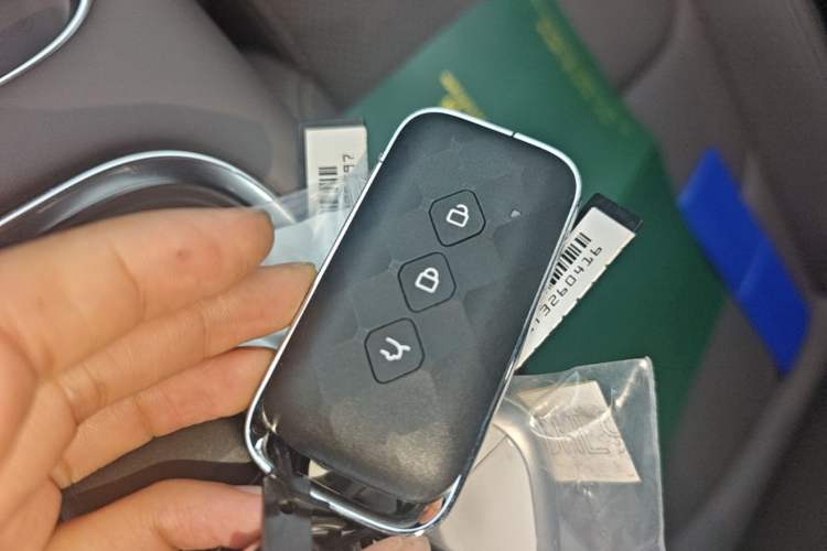 Used Wuling Xingguang 560 New Energy 2026 Model, Plug-in Hybrid, 125 km, Luxury Version Vehicle Key