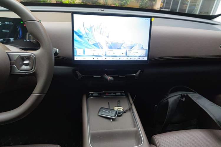 Used Wuling Xingguang 560 New Energy 2026 Model, Plug-in Hybrid, 125 km, Luxury Version Audio And AC Panel