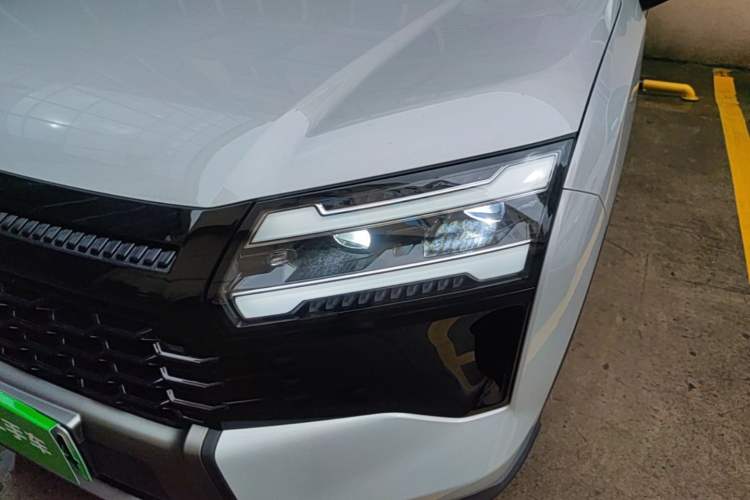 Used Wuling Xingguang 560 New Energy 2026 Model, Plug-in Hybrid, 125 km, Luxury Version Left Front Headlight