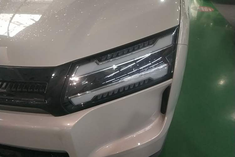 Used Wuling Xingguang 560 New Energy 2026 Model, Pure Electric, 500 km, Luxury Version Left Front Headlight