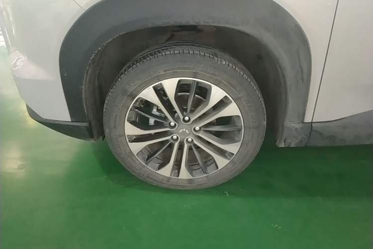 Used Wuling Xingguang 560 New Energy 2026 Model, Pure Electric, 500 km, Luxury Version Left Front Wheel Hub