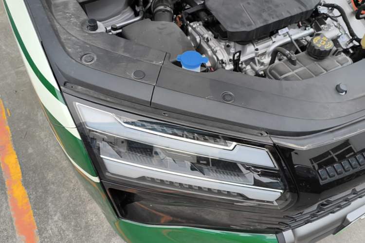 Used Wuling Xingguang 560 New Energy 2026 Model, Plug-in Hybrid, 125 km, Luxury Version Right Front Headlight