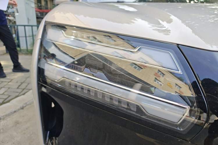 Used Wuling Xingguang 560 New Energy 2026 Model, Plug-in Hybrid, 125 km, Luxury Version Right Front Headlight