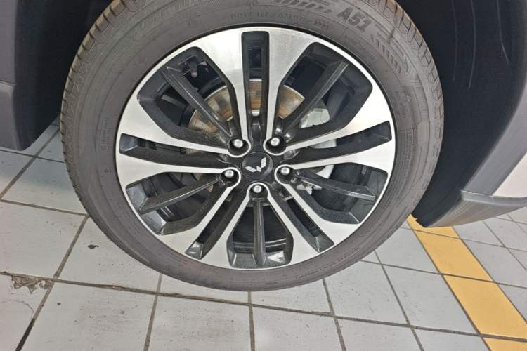 Used Wuling Xingguang 560 New Energy 2026 Model, Plug-in Hybrid, 125 km, Luxury Version Right Front Wheel Hub