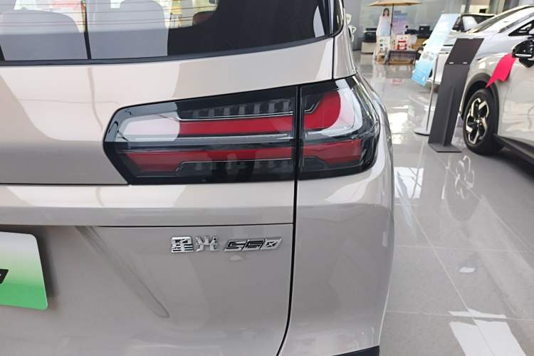 Used Wuling Xingguang 560 New Energy 2026 Model, Plug-in Hybrid, 125 km, Luxury Version Right Rear Taillight